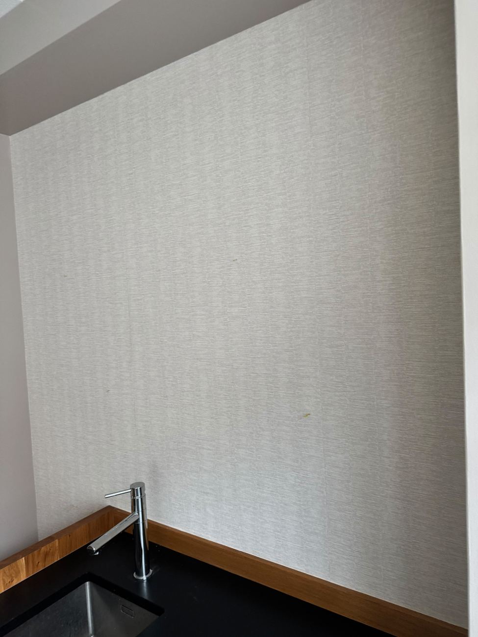 Linnen wandbekleding als achterwand in de keuken
