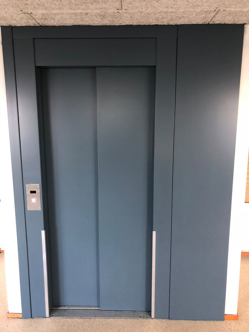 Liftdeuren strak geschilderd in blauwgrijs na renovatie