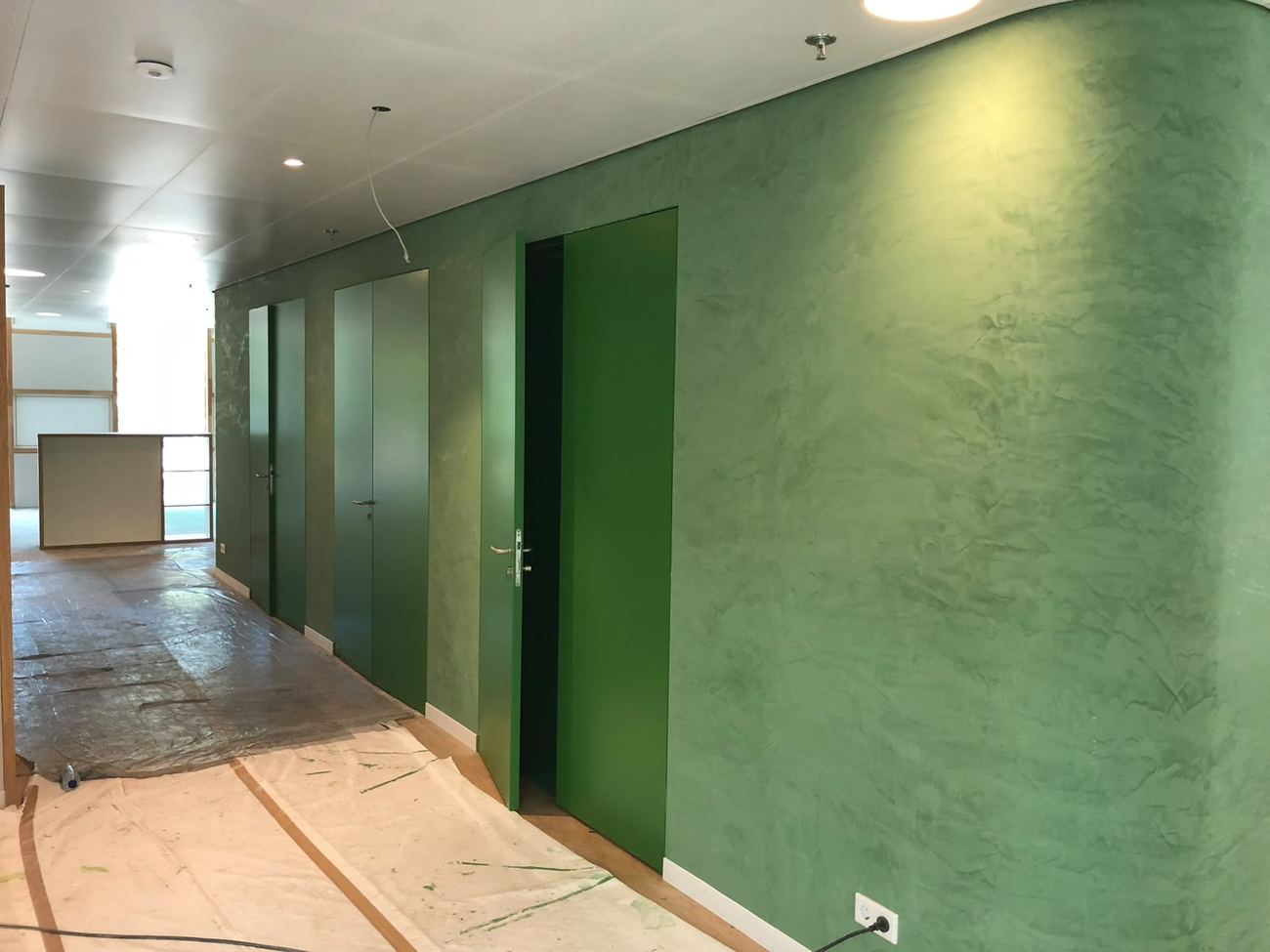 Groene gebogen stucco wand in een kantoorpand