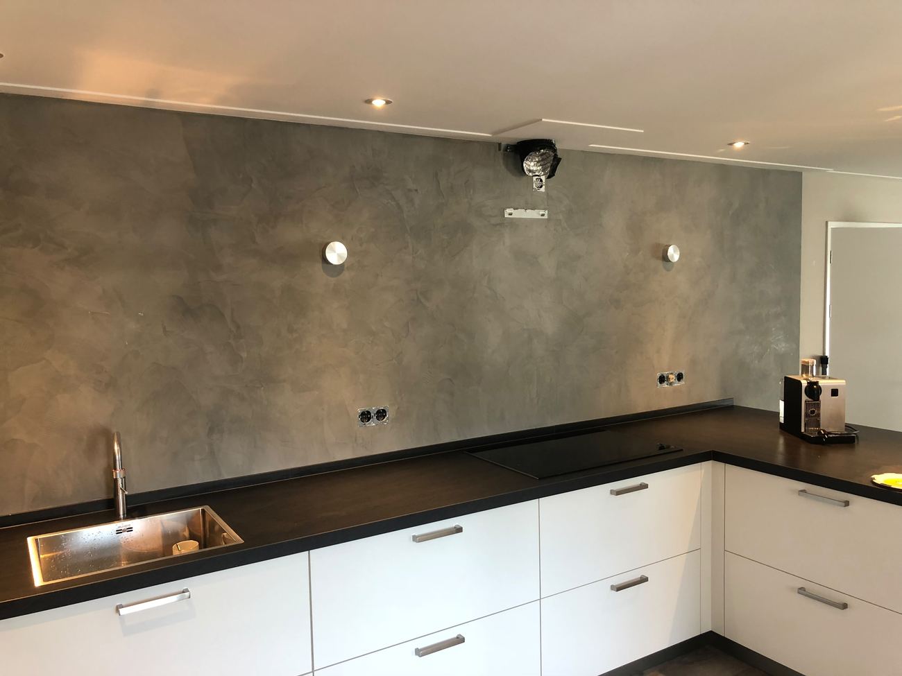 Stucco achterwand in een moderne keuken