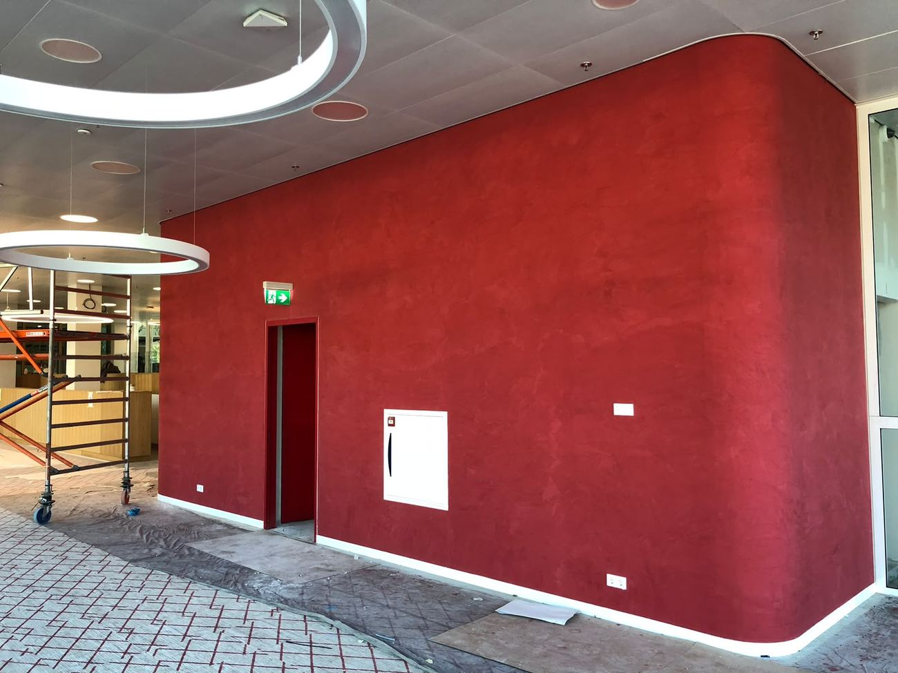 Dieprode stucco wand in een zakelijk pand