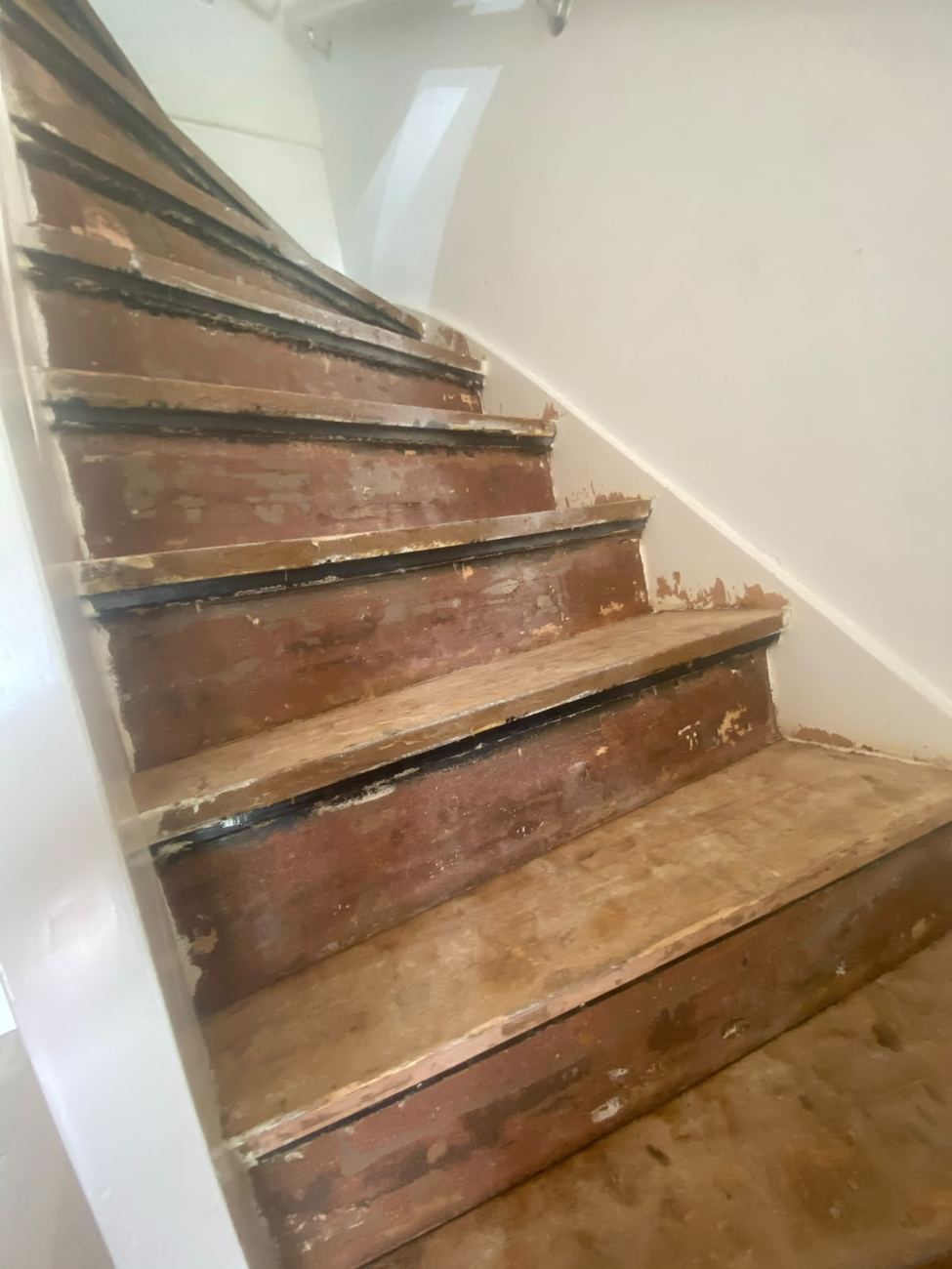 Onbehandelde houten trap vóór het schilderwerk