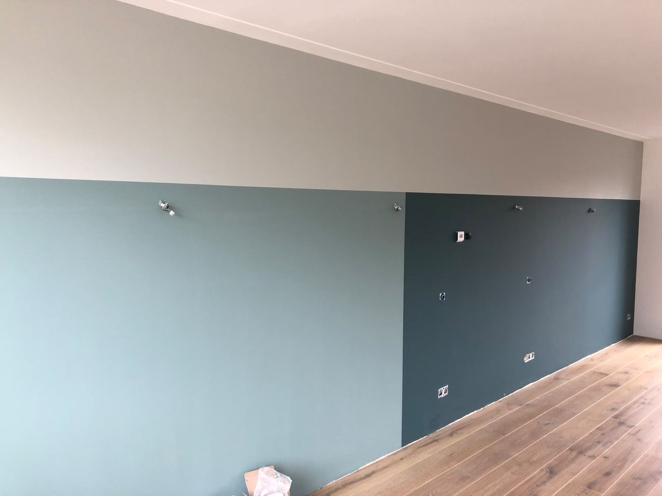Tweekleurige wandafwerking in blauwgrijze tinten