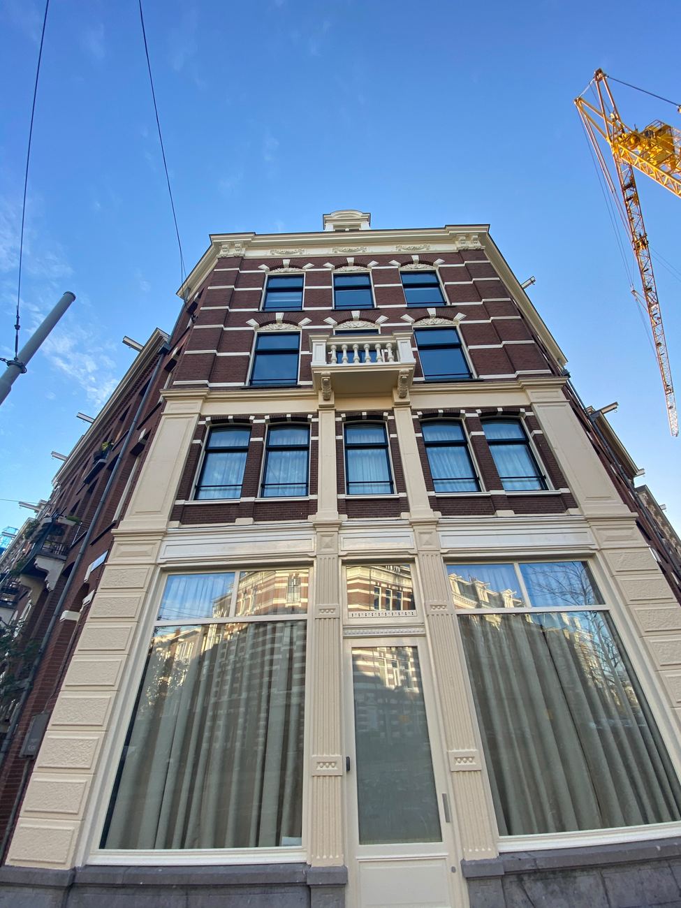 Opgeleverd pand na buitenschilderwerk, gevel in crèmewit