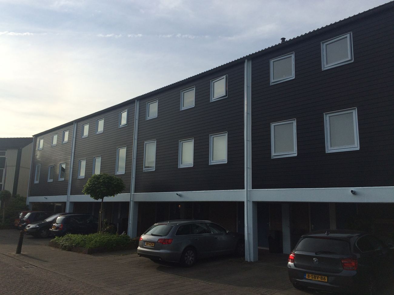 Opgeleverde rijwoningen na buitenschilderwerk in donkere kleur